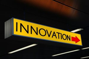Wort "Innovation" auf einem Schild